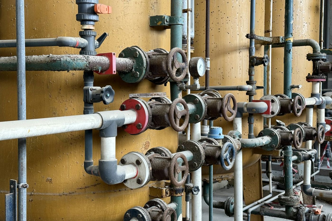 Wall of water piping with shutoff valves
