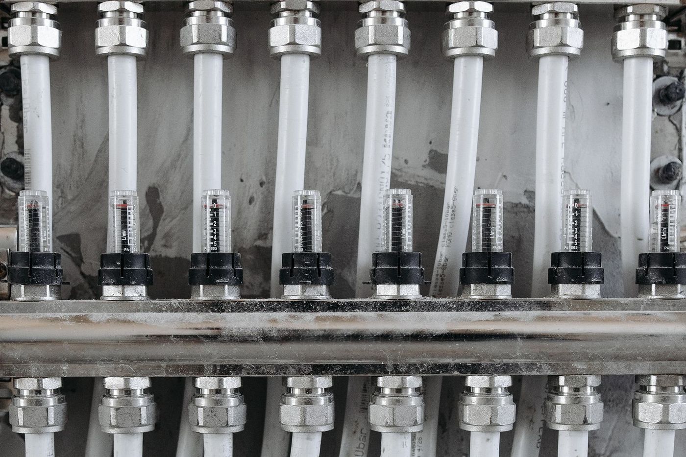 Water distribution manifold with supply lines